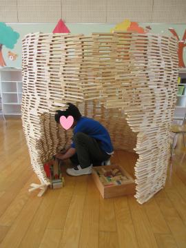 積木の中で遊んでいる写真