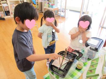 幼虫と遊んでいる写真