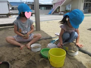 お団子を作っている写真
