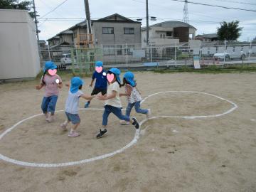 鬼ごっこをしている写真