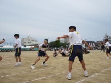 男女混合リレーで走る生徒たちの様子