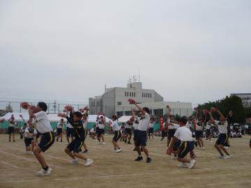 ダンスを踊る生徒たちの様子