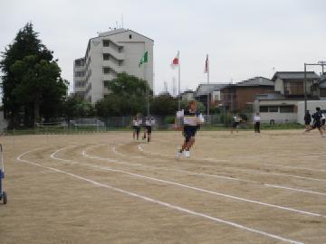 クラス全員リレーで走る生徒たちの様子