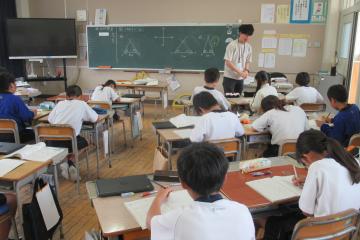 算数の授業で分度器を使って正三角形をかいている4年生の様子