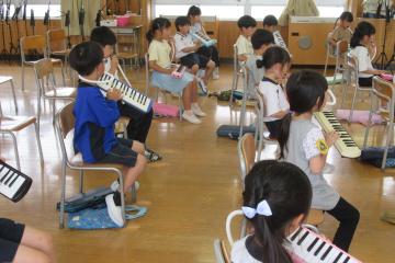 1年生が鍵盤ハーモニカを演奏している様子