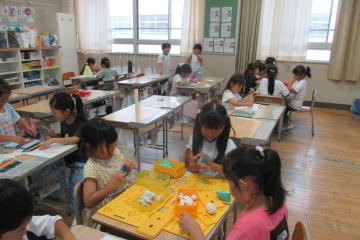 お昼休みを教室で過ごしている1年生の様子