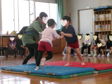 5歳児が相撲をしているところ