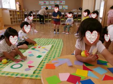 3歳児がこいのぼりの製作をしているところ