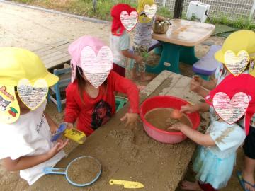 3歳児4歳児5歳児が砂場で遊んでいるところ
