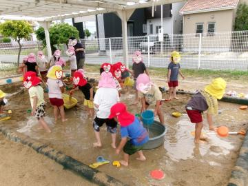 3歳児4歳児5歳児がどろんこ遊びをしているところ