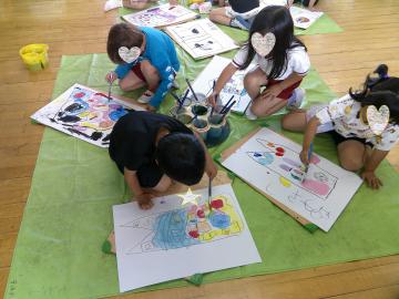 5歳児がこいのぼりの絵をかいているところ