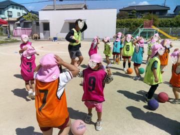 5歳児がサッカーをしているところ