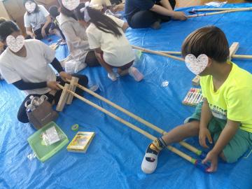 5歳児が親子で竹馬つくりをしているところ