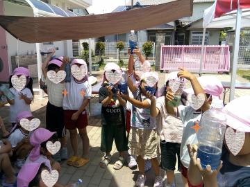 5歳児がつくったジュースを紹介しているところ