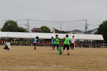 1年学年演技　ペアでボールを渡して走る様子