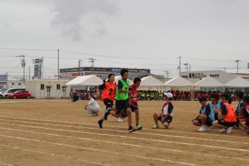 選抜リレーでバトンをもって走る生徒達