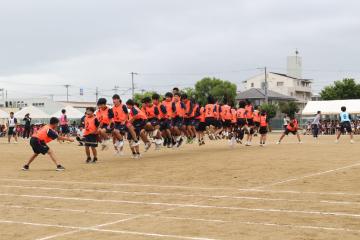 2年学年演技　クラス別で大縄跳びを飛んでいる様子