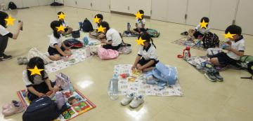 館内のスペースに座り、昼食のお弁当を食べる園児たちの様子