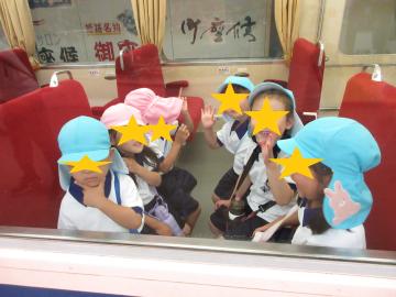 館内で、モノレールの座席に座り記念撮影をする園児たちの様子