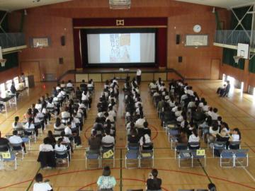 生徒・保護者、横に並んで説明を聞きました