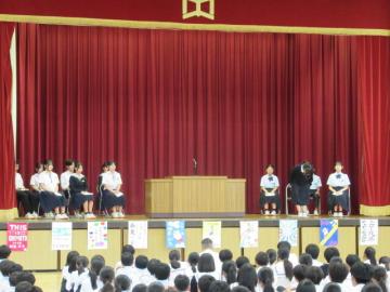 立会演説会、立候補者が壇上でスタンバイしています