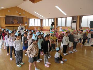 子ども達がこいのぼり歌唱中