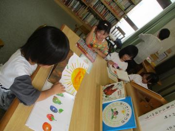 みねあい文庫で絵本を読んでいる園児たち