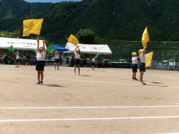 黄色い旗　ダンスしている様子