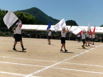 白旗・赤旗ダンスしている様子