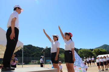紅組、白組の団長が宣誓をしている様子
