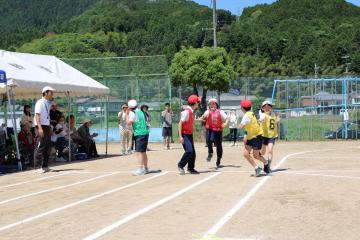 6年生が走っている様子