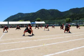 心を一つに踊っている様子