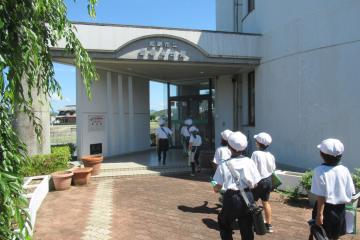 2年生が町探検で公民館に向かっている様子