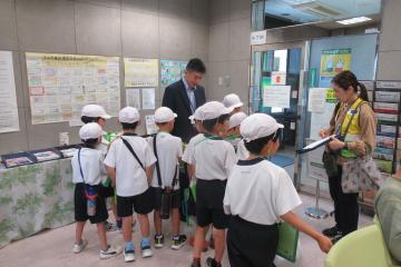 2年生が町探検でJAを訪問している様子