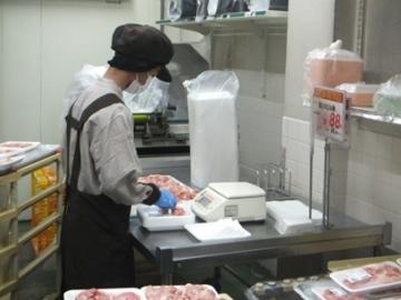 肉を測っている様子