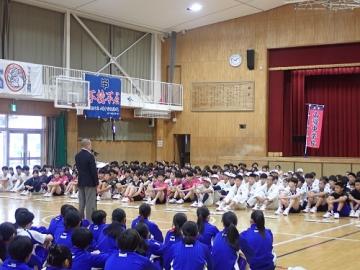 壮行会　校長が話す様子