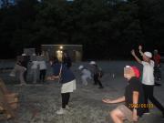夜間の屋外で複数の人々がファイヤーで踊っている様子