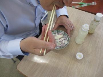 玉ねぎを試食する先生の様子
