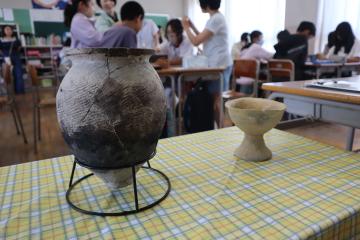 室内に設置された6年生が学習した弥生時代の土器の写真