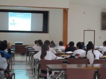 ヤマサかまぼこの工場でどのようなお仕事がされているか説明を受けています。