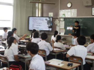 発音練習をする生徒の様子