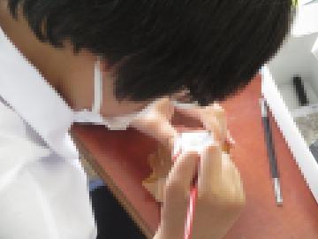 篆刻に取り組む生徒の様子