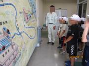 水道施設の説明を受ける児童