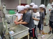 できたての水道水を飲む児童