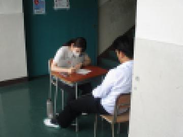 進路の相談をする生徒の様子