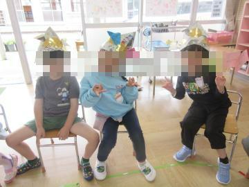 新聞紙の兜をかぶって嬉しそうにしている5歳児の子供たち