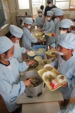 4年生の給食当番がテキパキと配膳している様子