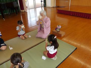 室内で茶道教室で5歳児が抹茶をいただいている様子