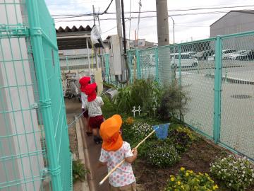 虫取り網をもってチョウを追いかけている園児たちの様子