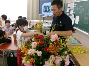 児童が順番に花を生けている写真